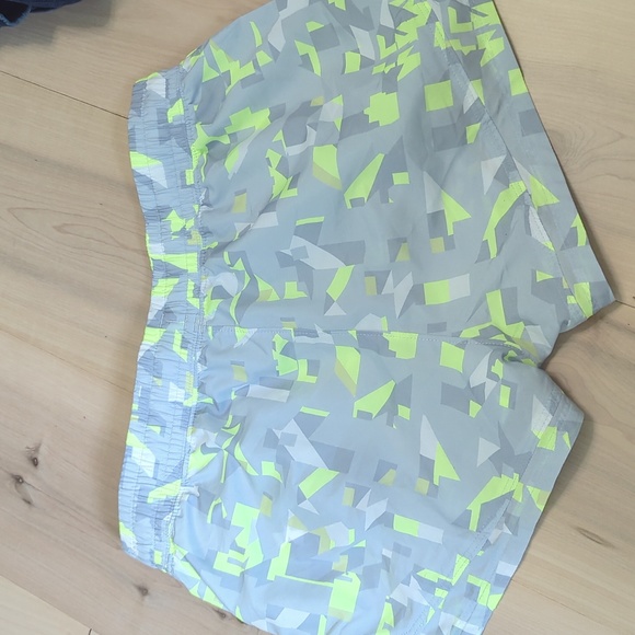 Under Armour shorts YXL - Picture 2 of 2